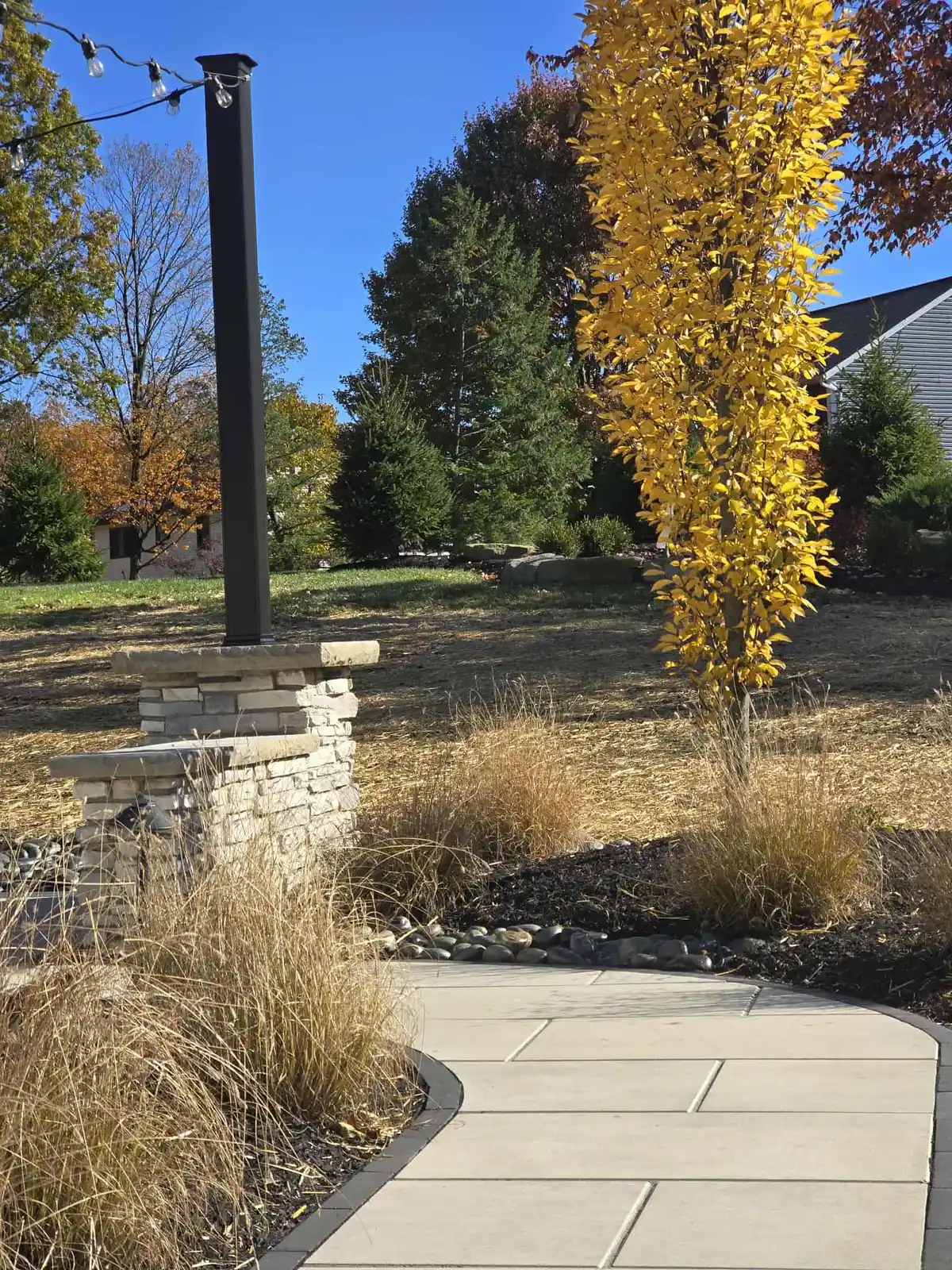 Outdoor fire pit with seating wall