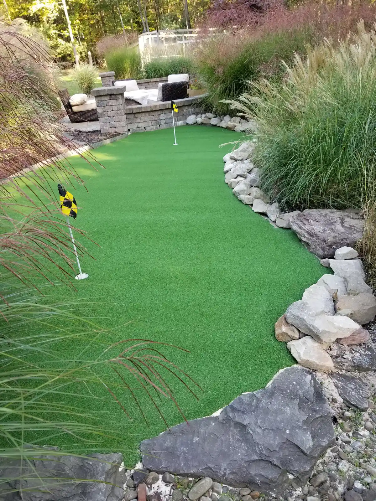 Backyard synthetic lawn installation